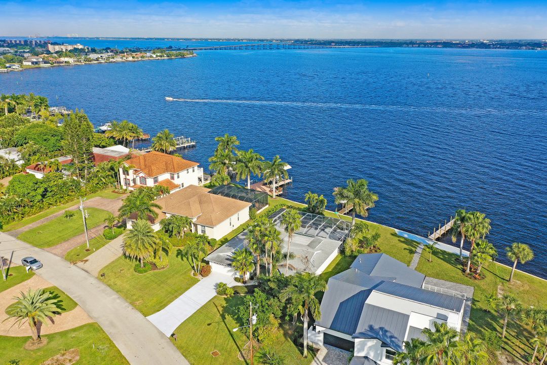 5261 Nautilus Dr, Cape Coral, FL 33904