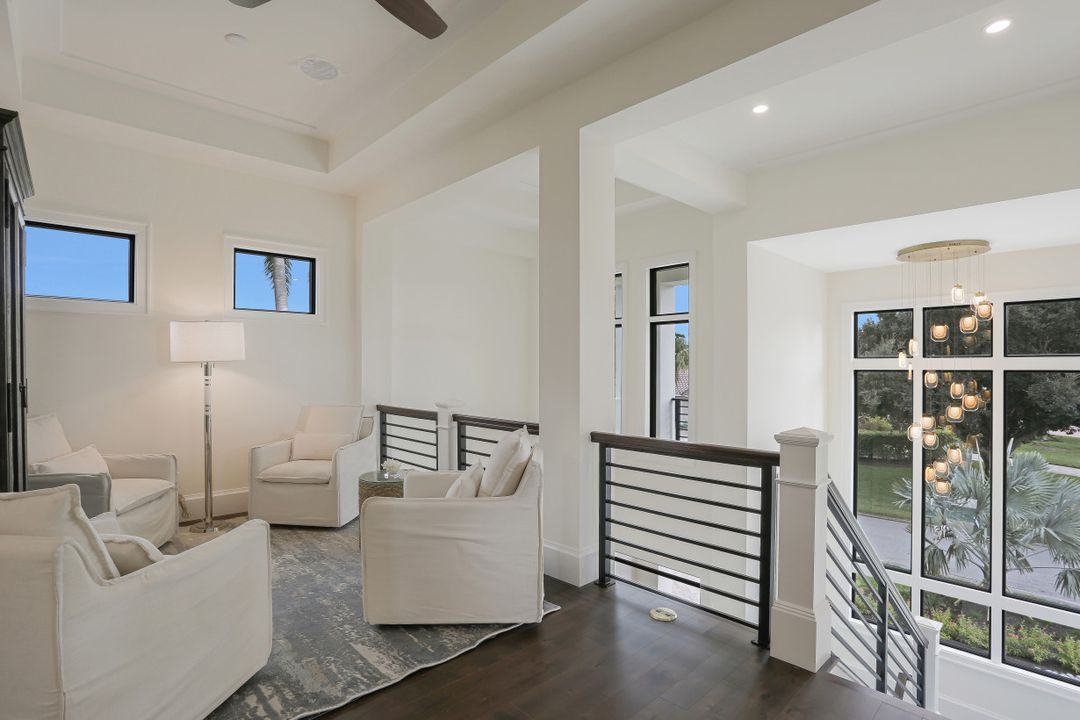 725 Parkview Ln, Naples, FL 34103