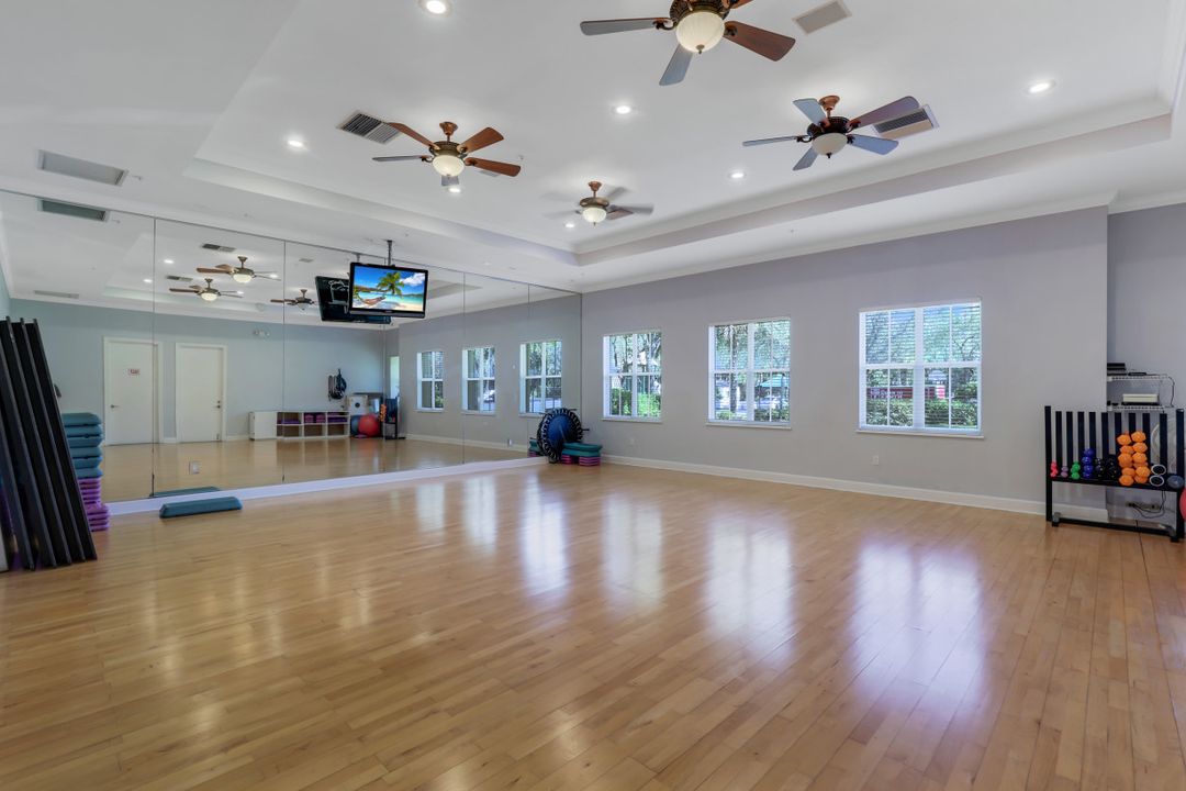 1916 Tarpon Bay Dr N, Naples, FL 34119