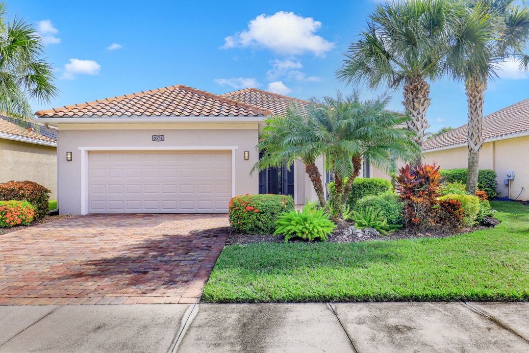 9574 Coquina Cir, Naples, FL 34120