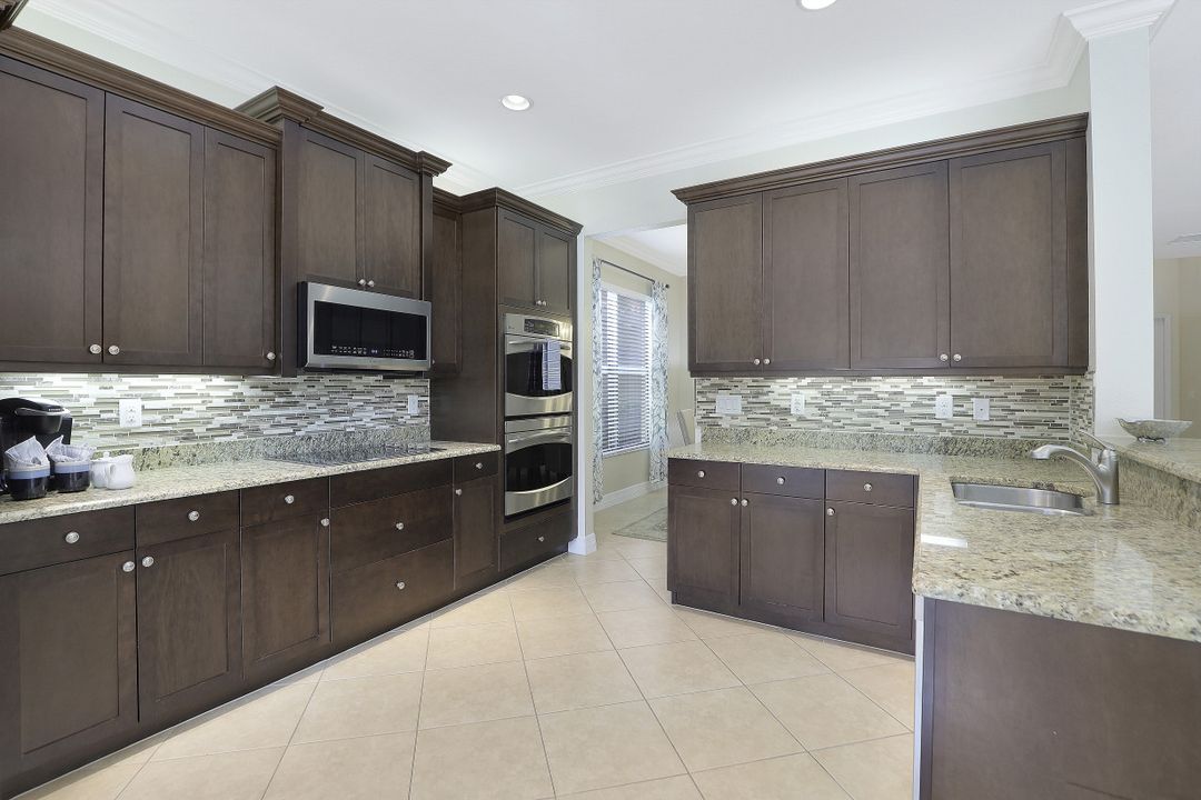 3896 Gibralter Dr, Naples, FL 34119