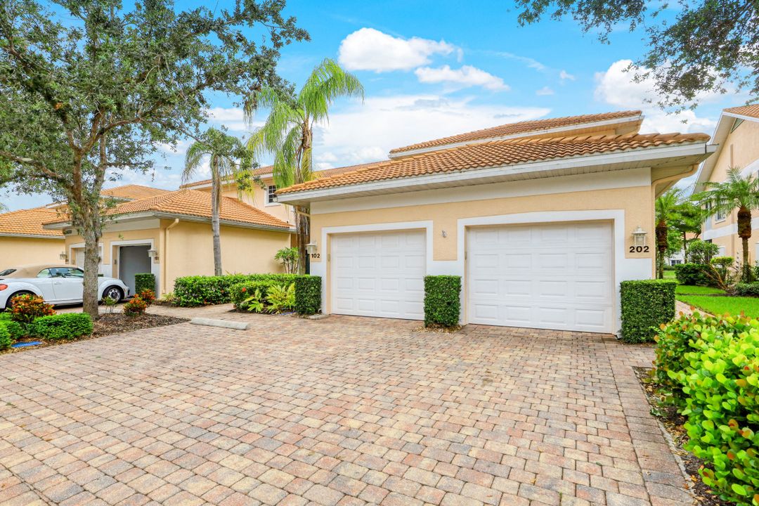 5630 Sherborn Dr #202, Naples, FL 34110