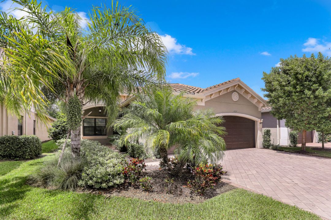 13824 Luna Dr, Naples, FL 34109