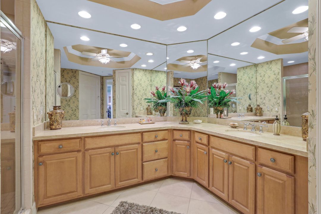 295 Grande Way #905, Naples, FL 34110