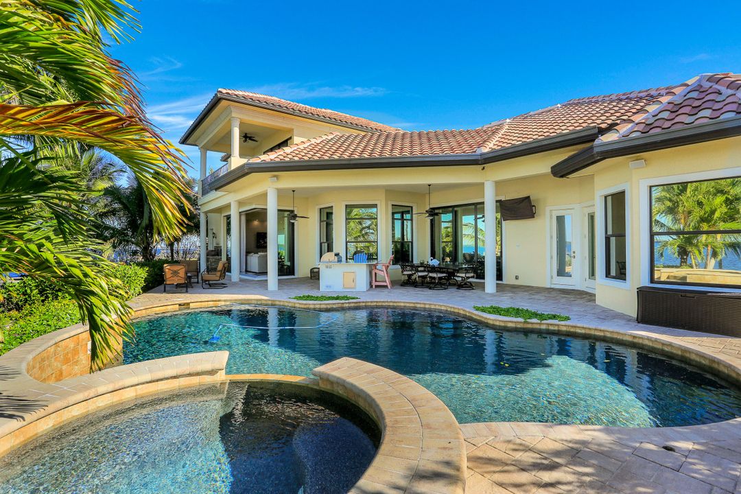 3944 W Riverside Dr, Fort Myers, FL 33901