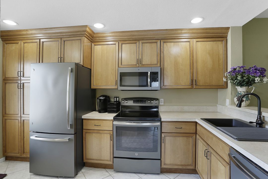 6645 Huntington Lakes Cir #104, Naples, FL 34119