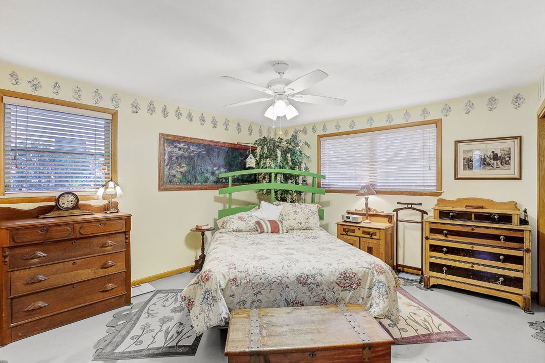 10442 Vanderbilt Dr, Naples, FL 34108