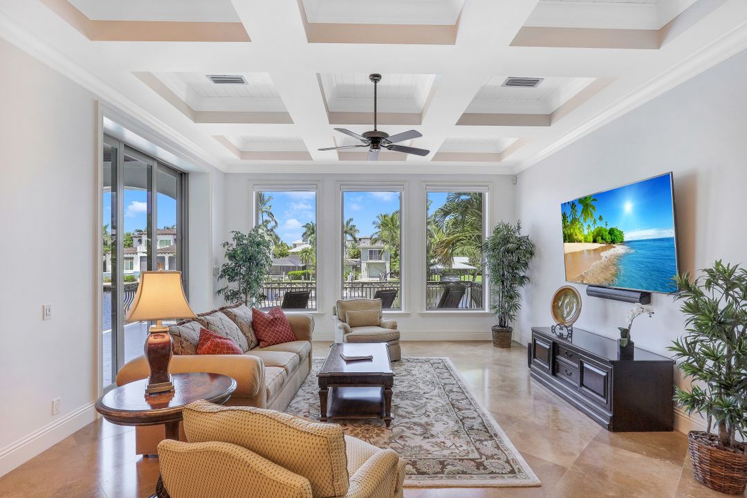 1940 6th St S, Naples, FL 34102