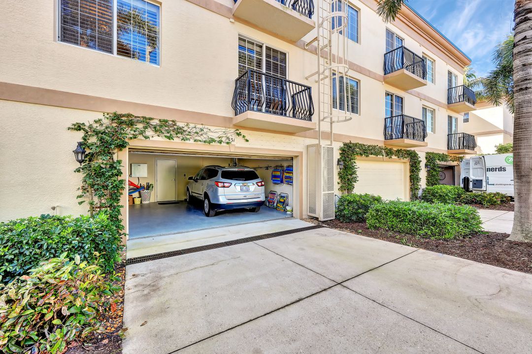 431 4th Ave S, Naples, FL 34102