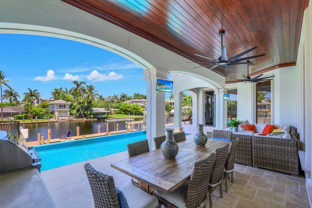 1940 6th St S, Naples, FL 34102