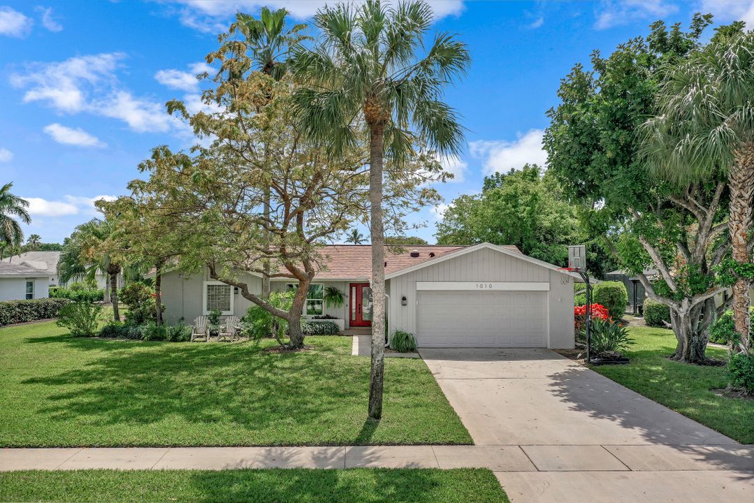 1010 Nottingham Dr, Naples, FL 34109