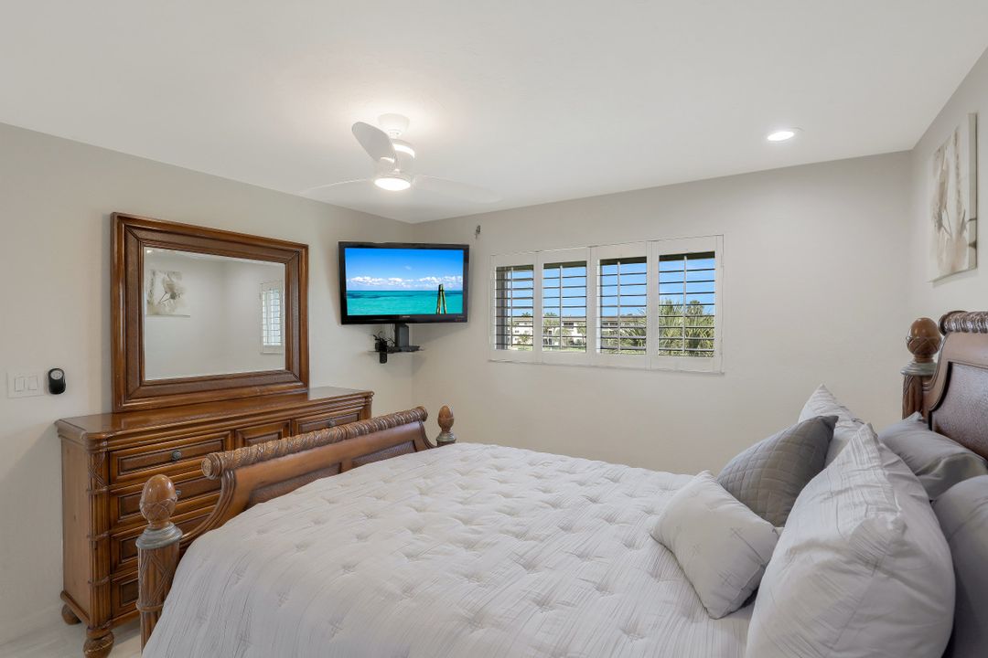 1004 Manatee Rd, Naples, FL 34114