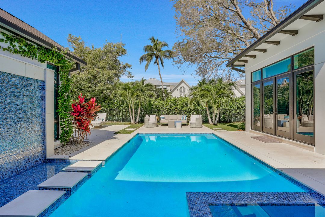 500 First Ave N, Naples, FL 34102