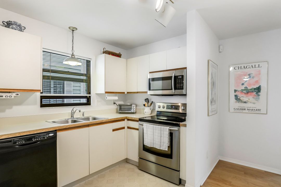 880 8th Ave S #101, Naples, FL 34102