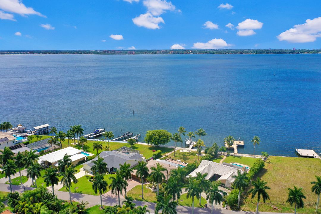 256 Bayshore Dr, Cape Coral, FL 33904
