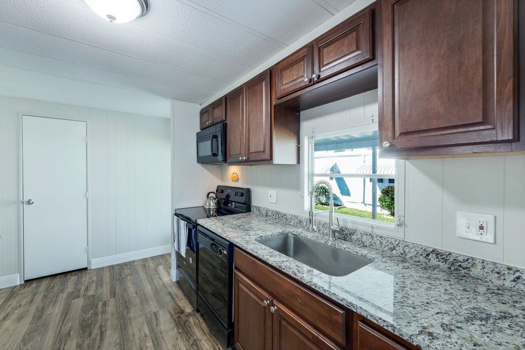 21 Lemans Dr, Naples, FL 34112