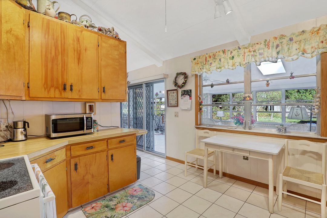 10442 Vanderbilt Dr, Naples, FL 34108