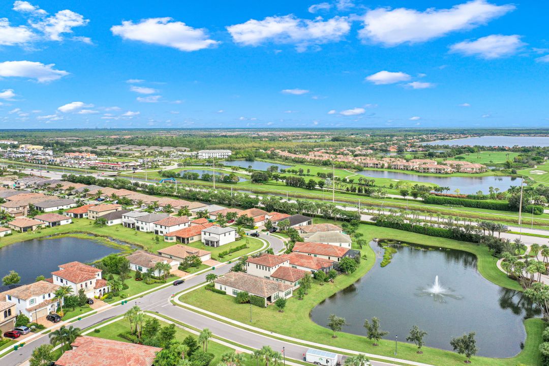 9256 Woodhurst Dr, Naples, FL 34120