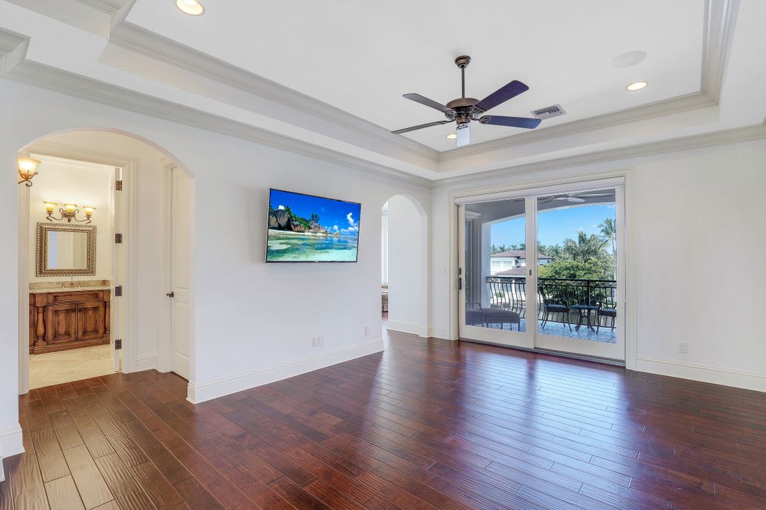 1940 6th St S, Naples, FL 34102