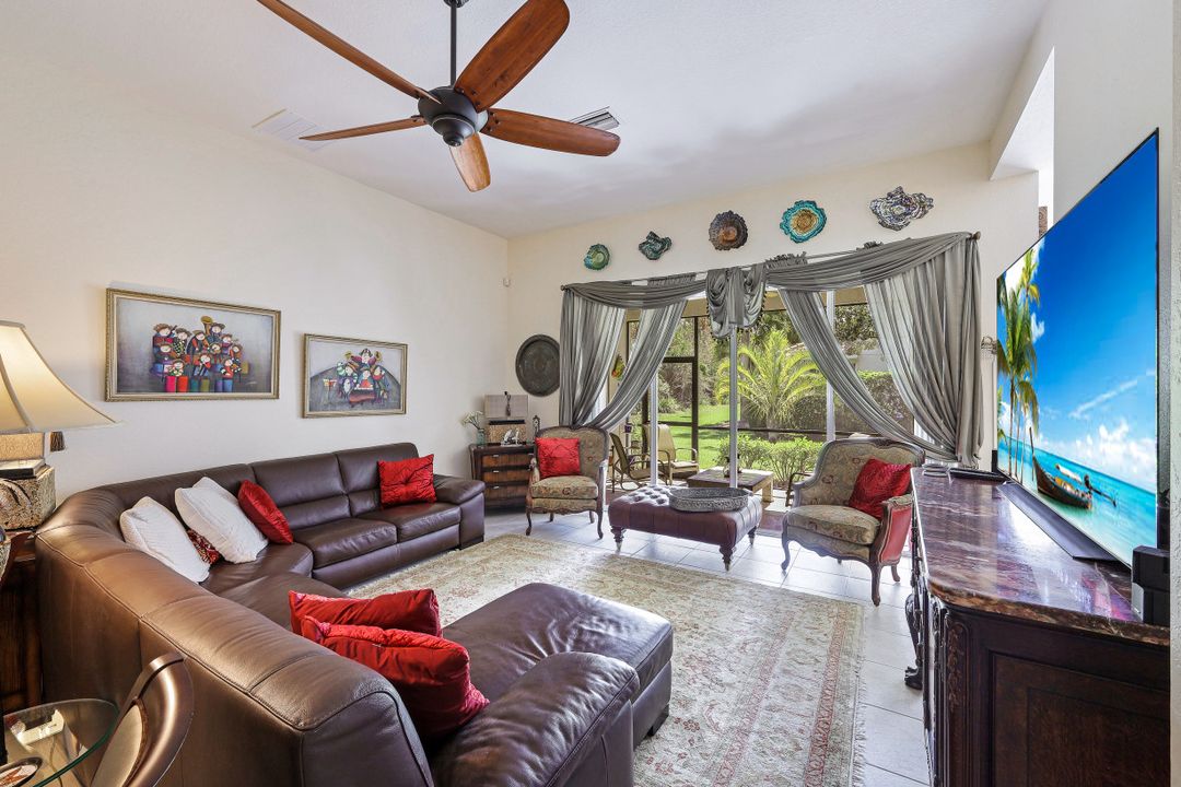 15842 Los Reyes Ln, Naples, FL 34110