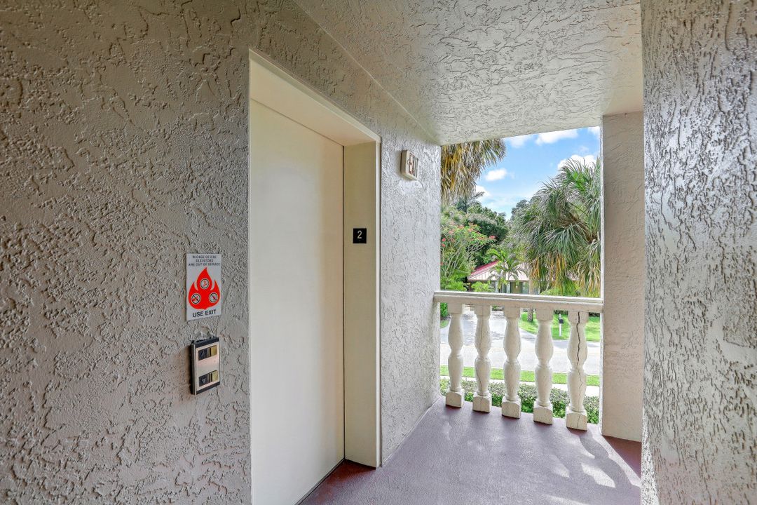 9101 Vanderbilt Dr #203, Naples, FL 34108