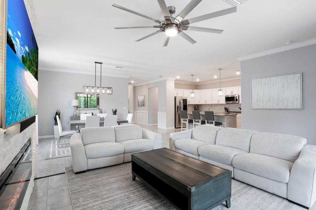 9385 Glenforest Dr, Naples, FL 34120