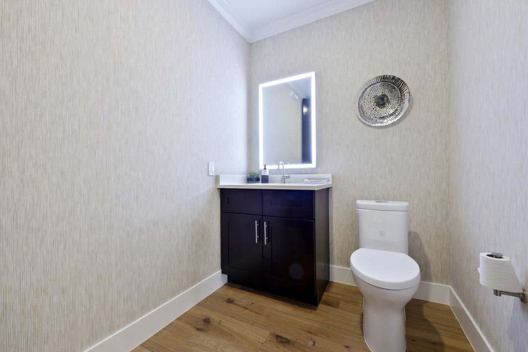 599 Tamiami Trail N #200, Naples, FL 34102