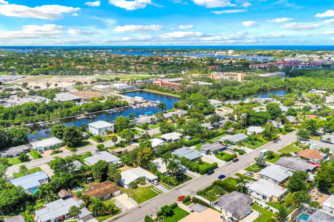 2070 Holiday Ln, Naples, FL 34104