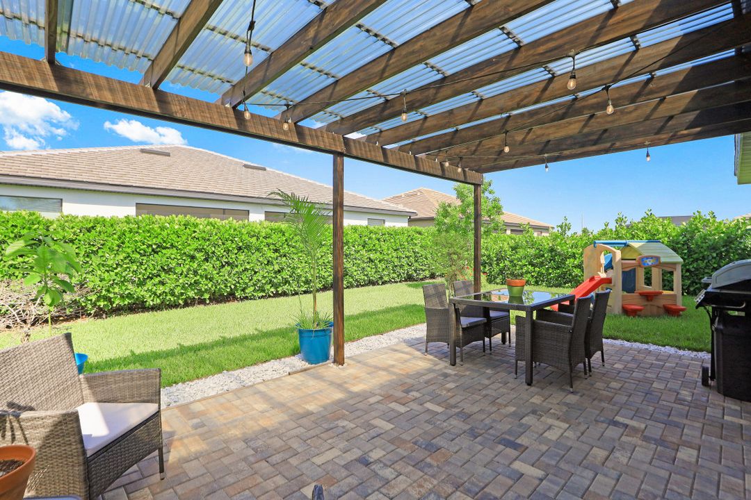 9231 Shadow Oak Ln, Naples, FL 34120