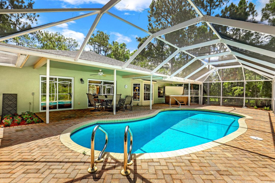 1561 Logan Ct, Naples, FL 34116