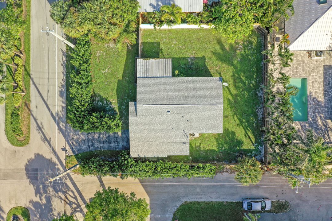 476 7th St N, Naples, FL 34102