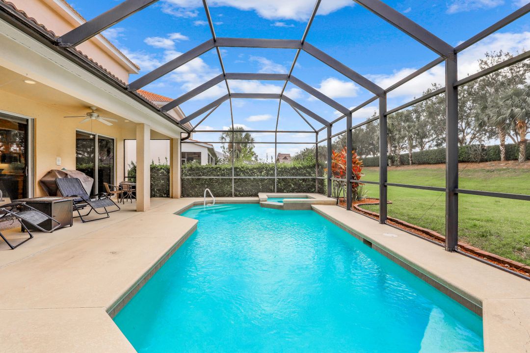 2039 Sagebrush Cir, Naples, FL 34120