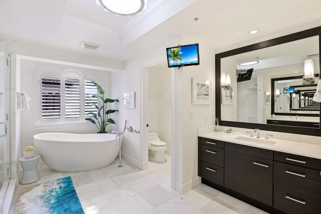 270 5th Ave S #H-2, Naples, FL 34102