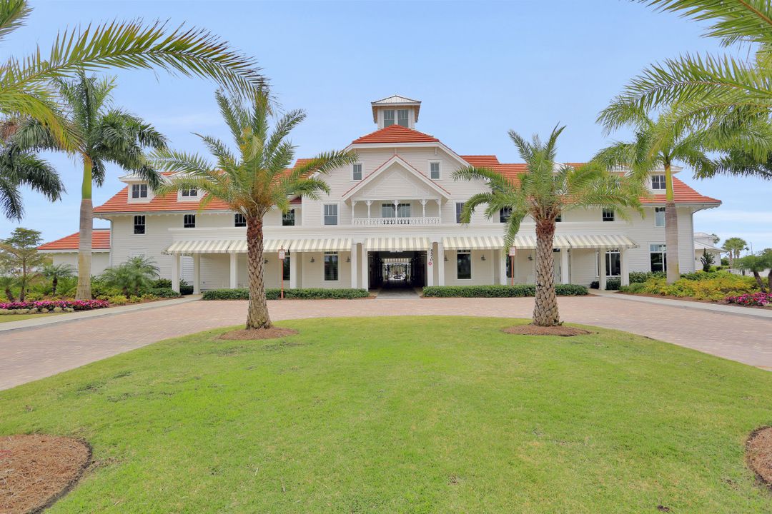 6462 Warwick Ave, Naples, FL 34113