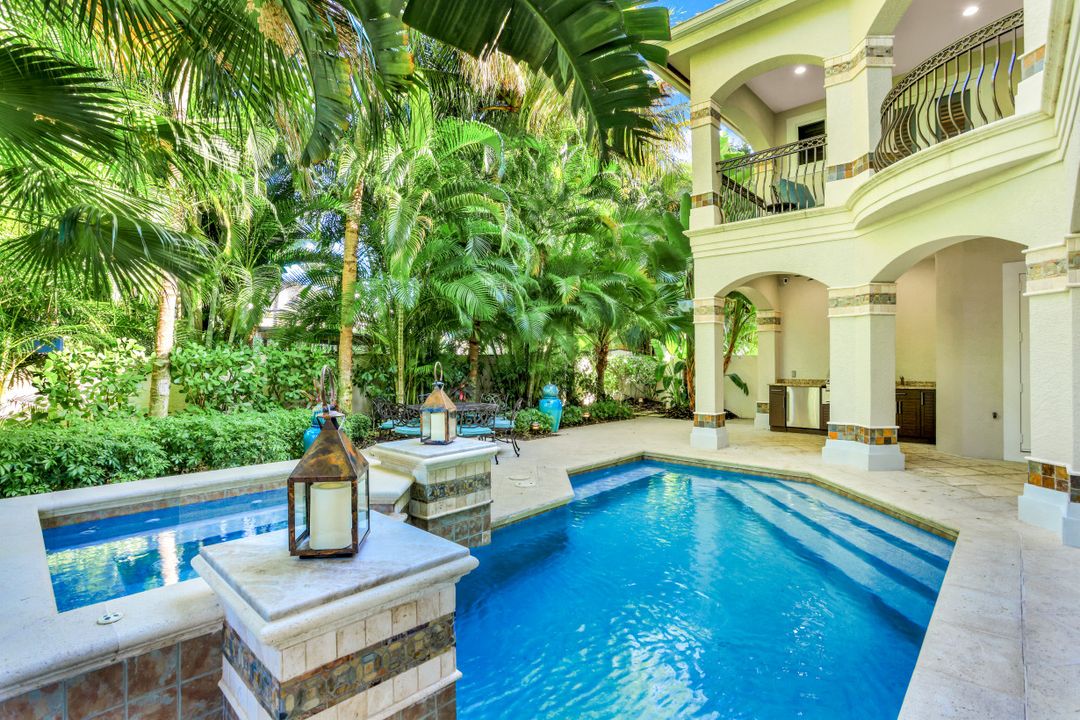 33 3rd St S, Naples, FL 34102