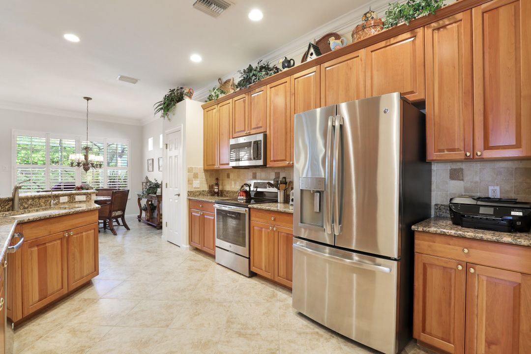 16208 Parque Ln, Naples, FL 34110