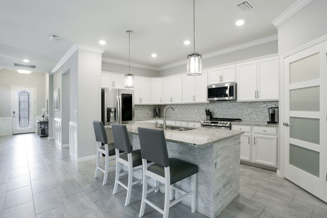 9385 Glenforest Dr, Naples, FL 34120