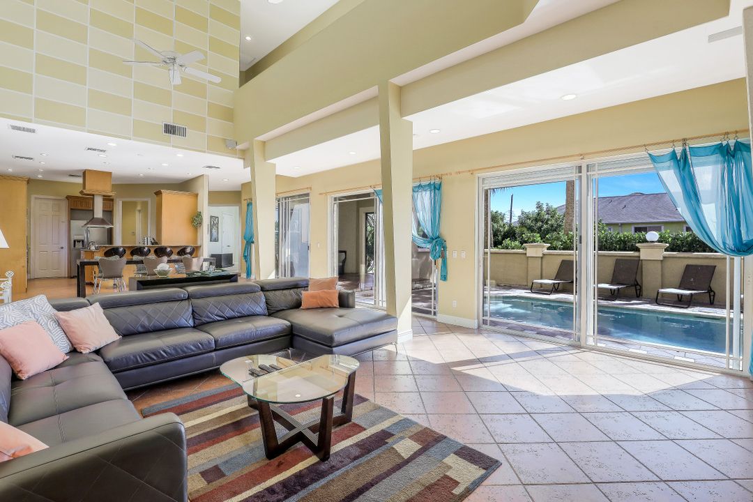 9625 6th St N, Naples, FL 34108