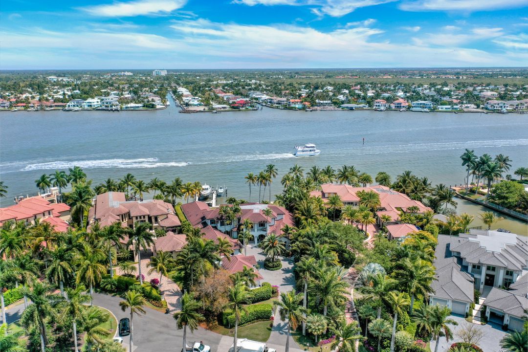 970 Aqua Cir, Naples, FL 34102