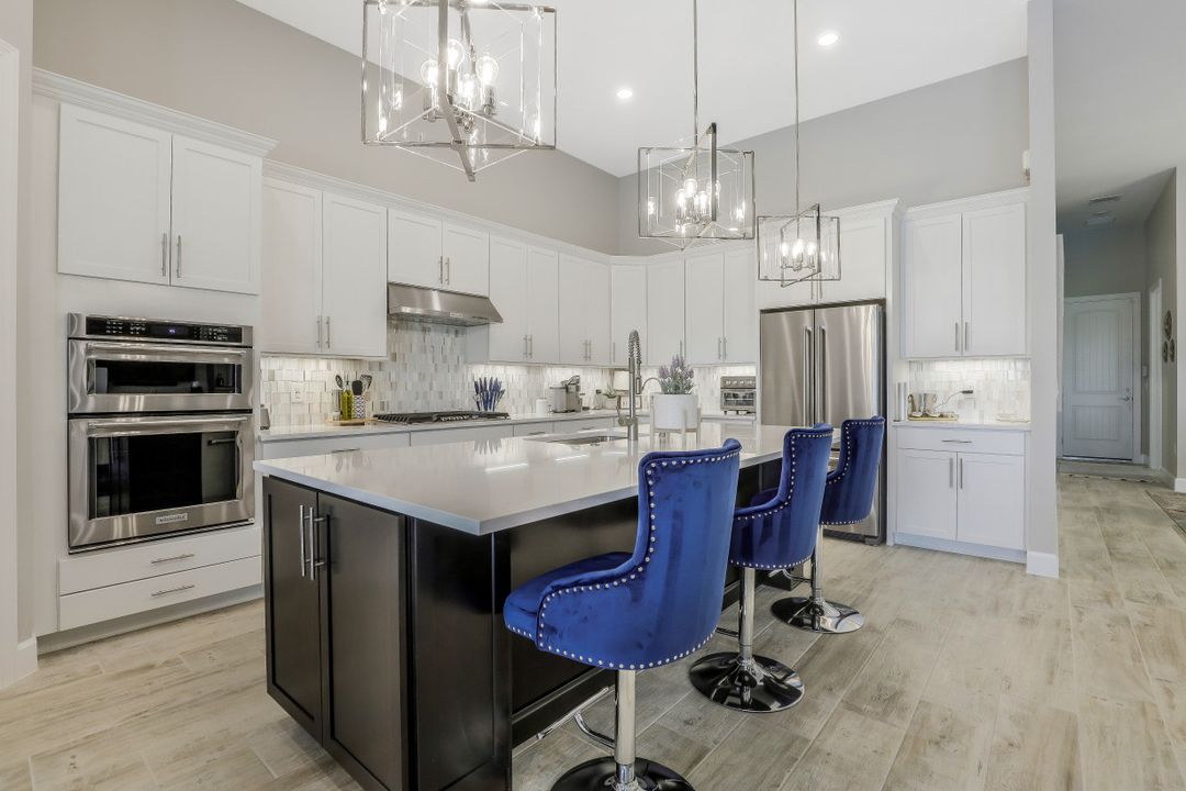 9610 Everglades Dr, Naples, FL 34120