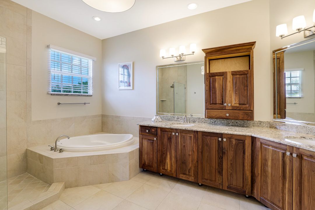 9242 Vanderbilt Dr, Naples, FL 34108