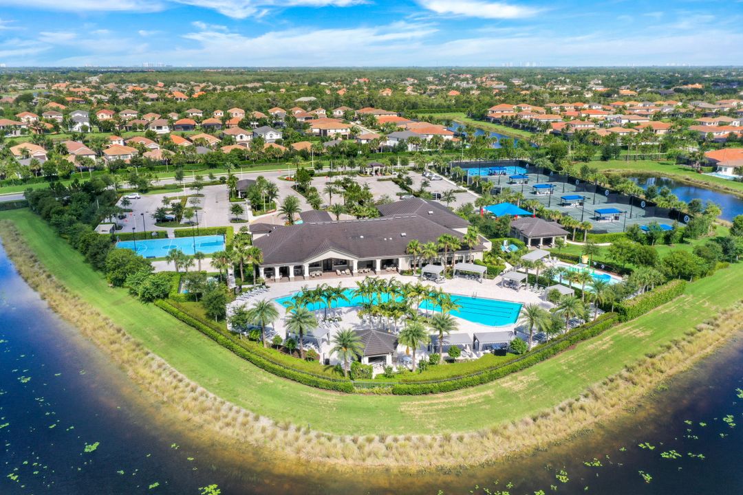 4167 Crescent Ct, Naples, FL 34119