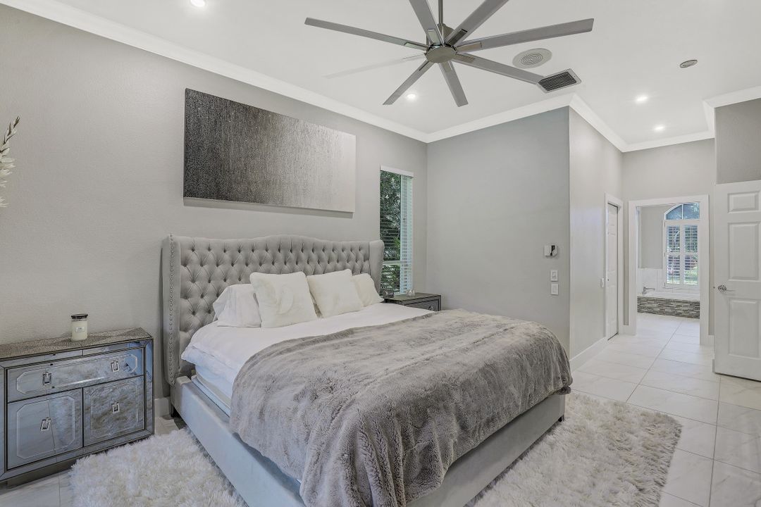 997 Aqua Ln, Fort Myers, FL 33919