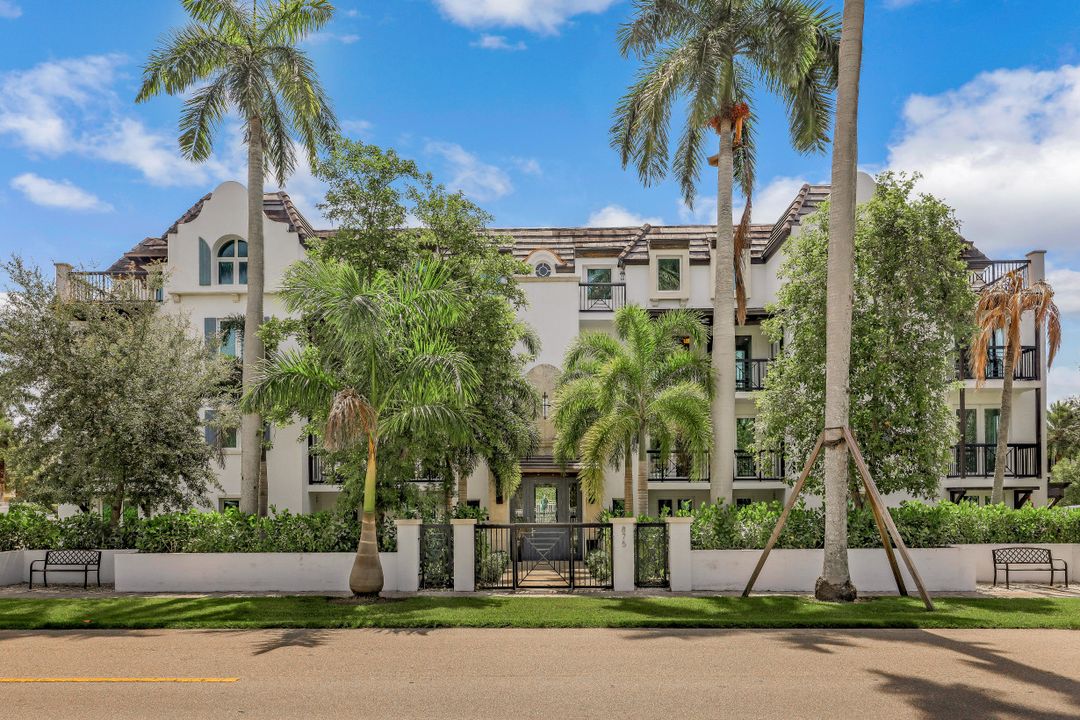 875 9th St S #PH, Naples, FL 34102