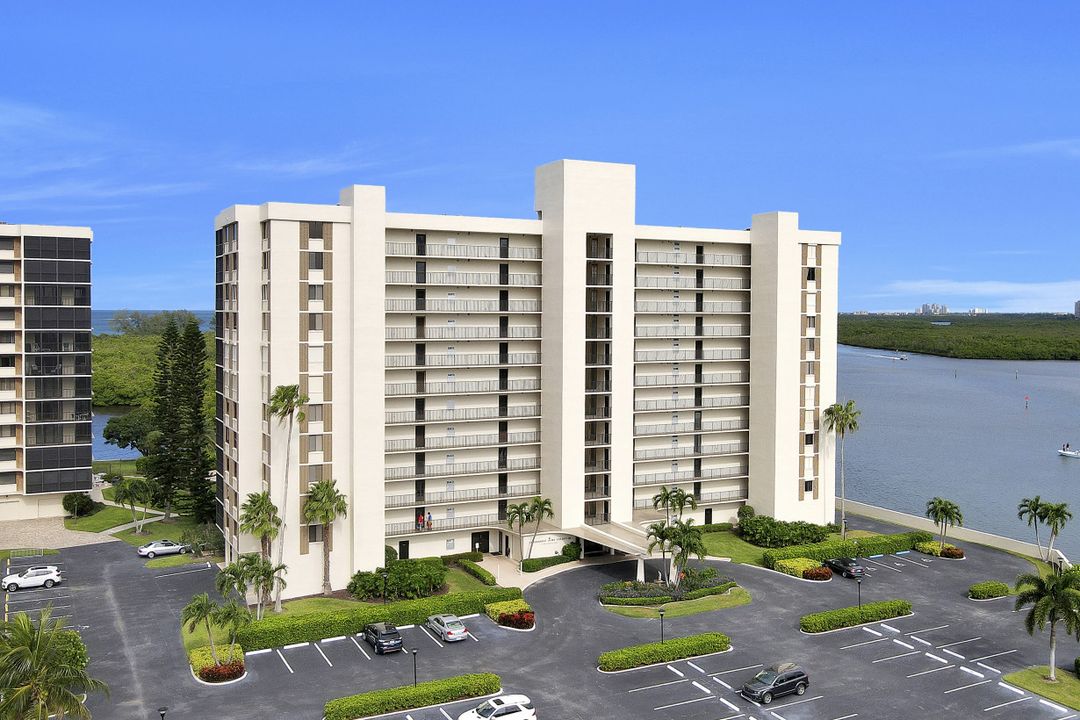 17 Bluebill Ave #104, Naples, FL 34108