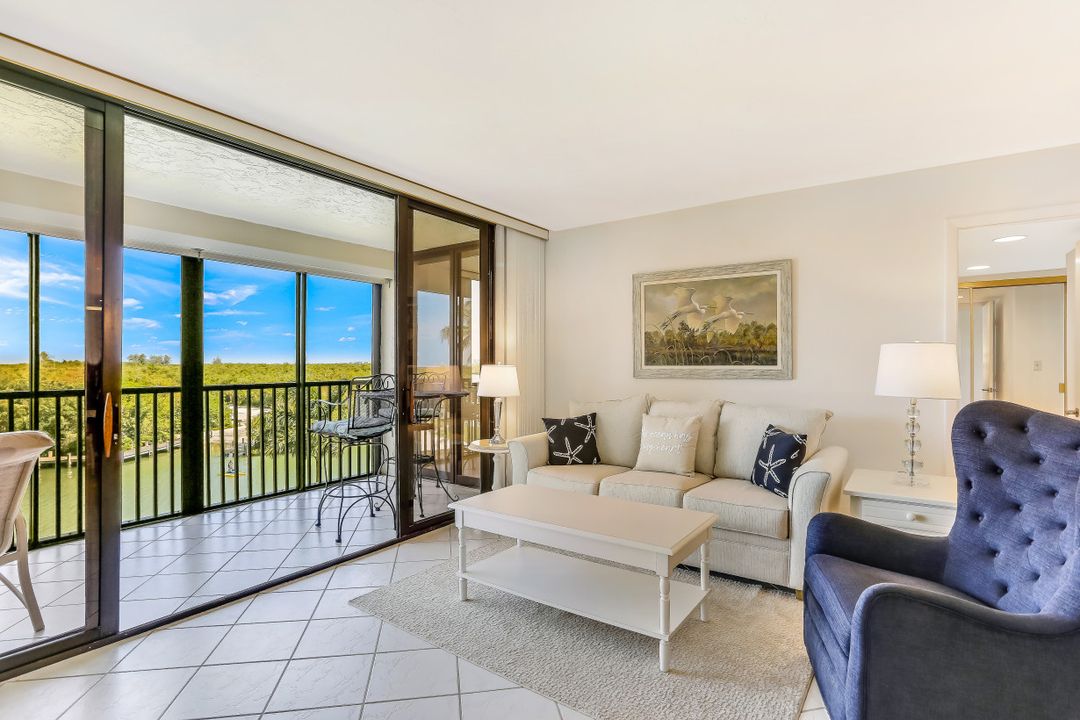 17 Bluebill Ave #305, Naples, FL 34108