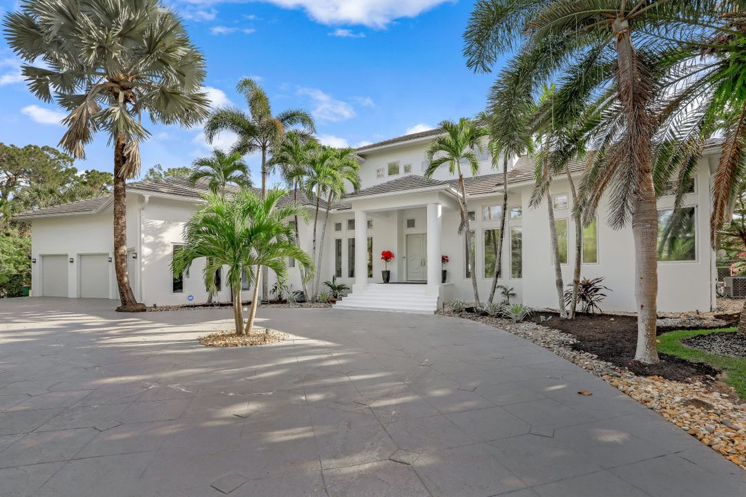6262 Standing Oaks Ln, Naples, FL 34119