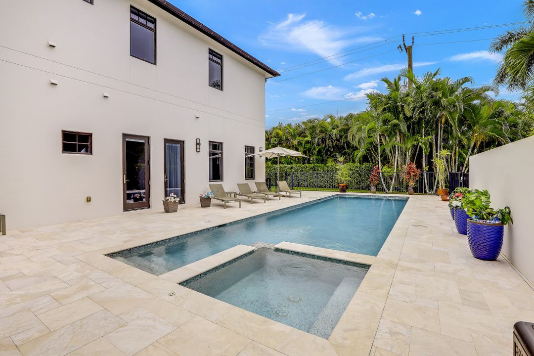 1824 Alamanda Dr, Naples, FL 34102