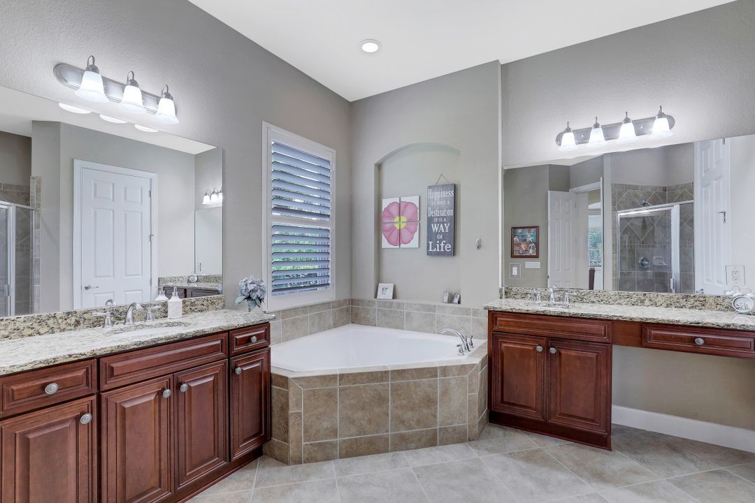 9746 Nickel Ridge Cir, Naples, FL 34120