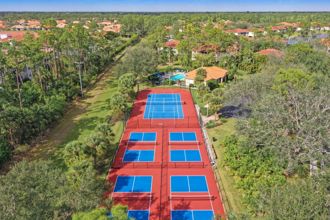 357 Robin Hood Cir #202, Naples, FL 34104